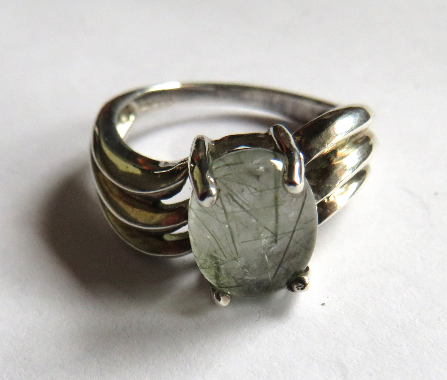 A Good Quality Ladies Sterling Silver & Moss Agate Ring - UK Size N