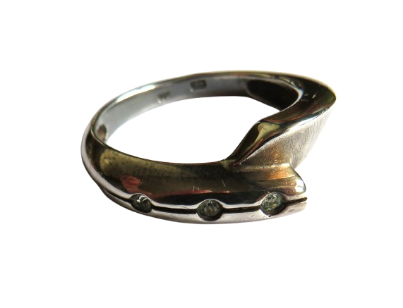 A Good Quality Stylish Ladies Sterling Silver Ring - UK Size N