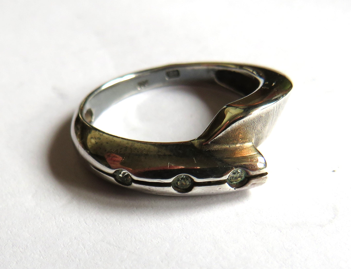 A Good Quality Stylish Ladies Sterling Silver Ring - UK Size N