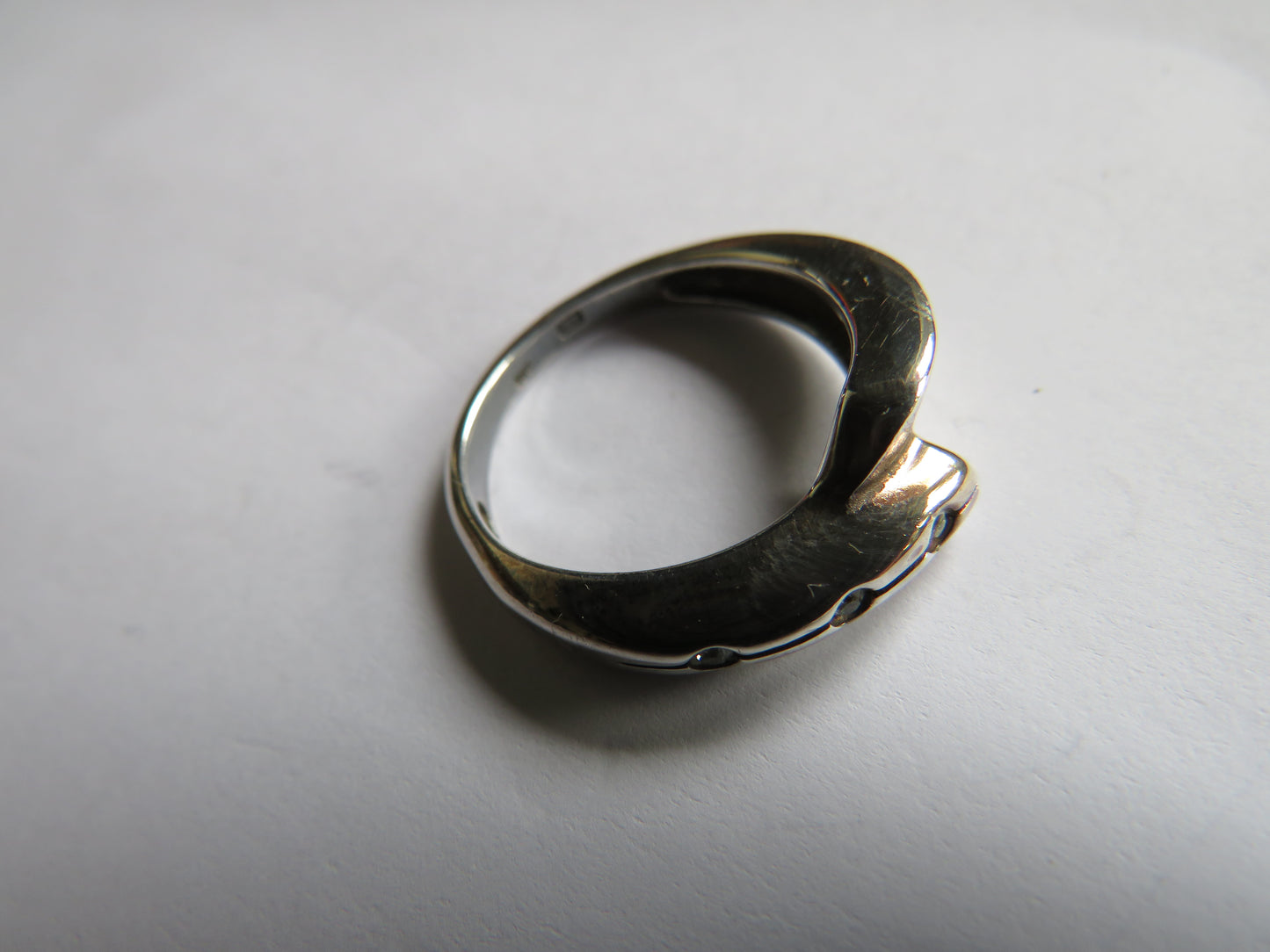 A Good Quality Stylish Ladies Sterling Silver Ring - UK Size N