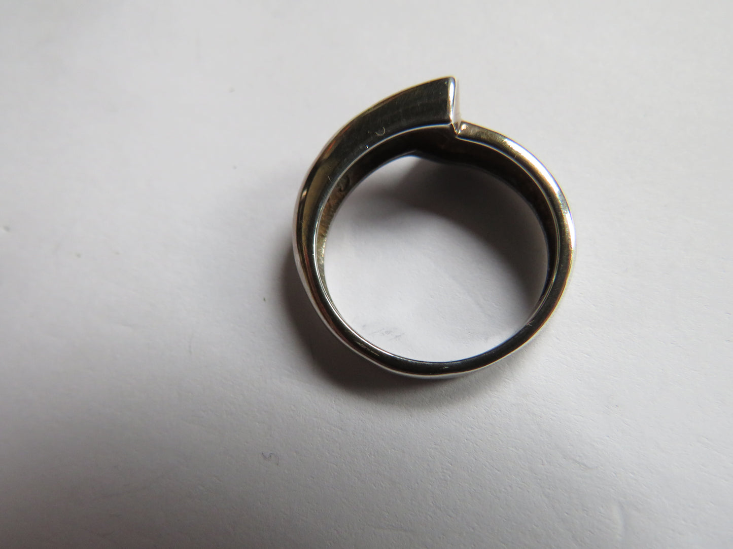 A Good Quality Stylish Ladies Sterling Silver Ring - UK Size N