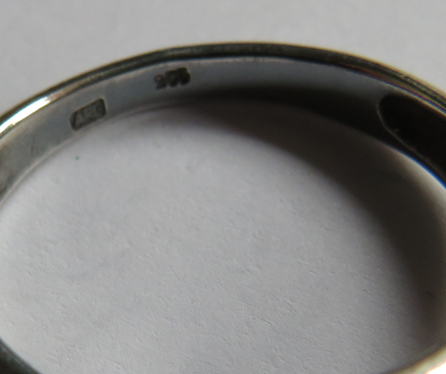 A Good Quality Stylish Ladies Sterling Silver Ring - UK Size N