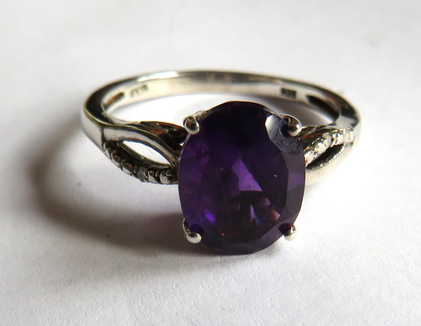 Stylish Ladies Sterling Silver & Purple Stone Ring - UK Size P
