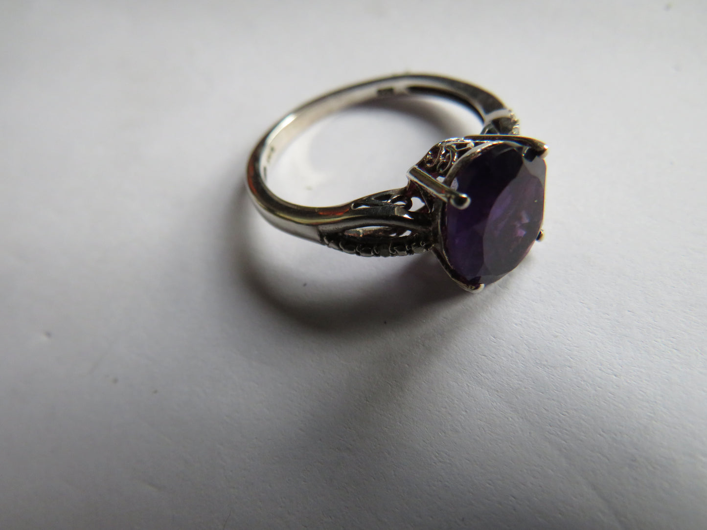 Stylish Ladies Sterling Silver & Purple Stone Ring - UK Size P