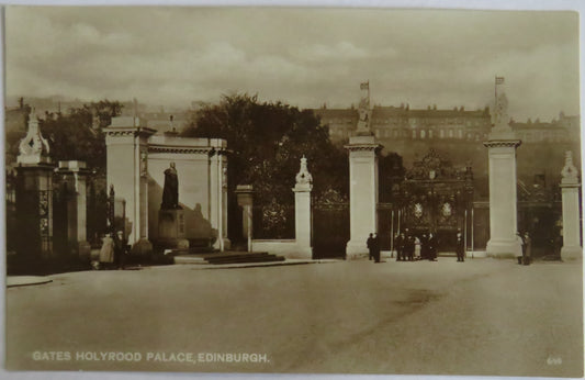 Vintage Postcard Of Gates Holyrood Palace, Edinburgh