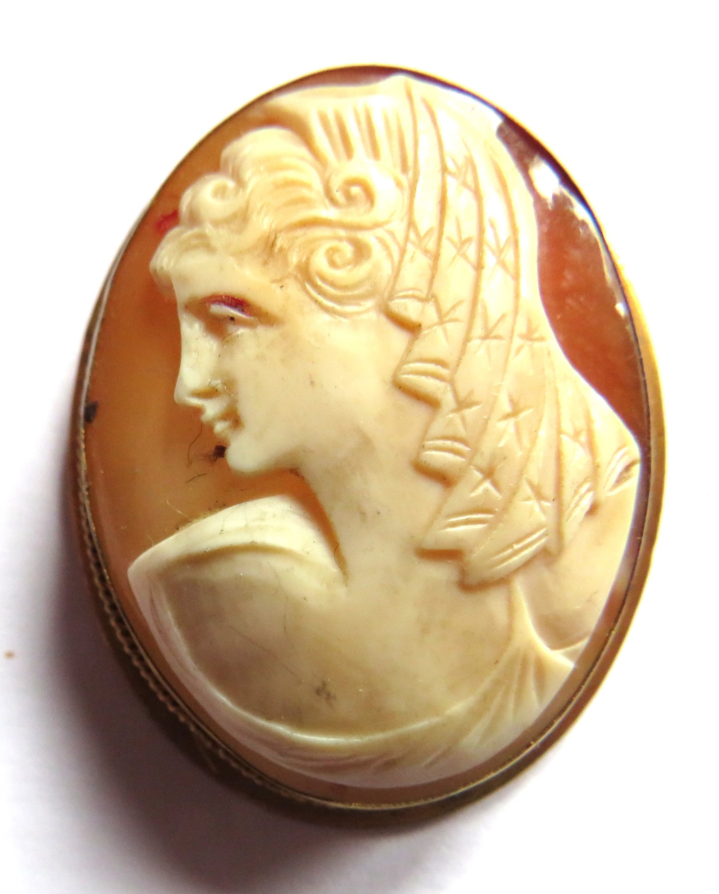Vintage Ladies Yellow Metal Carved Cameo Brooch