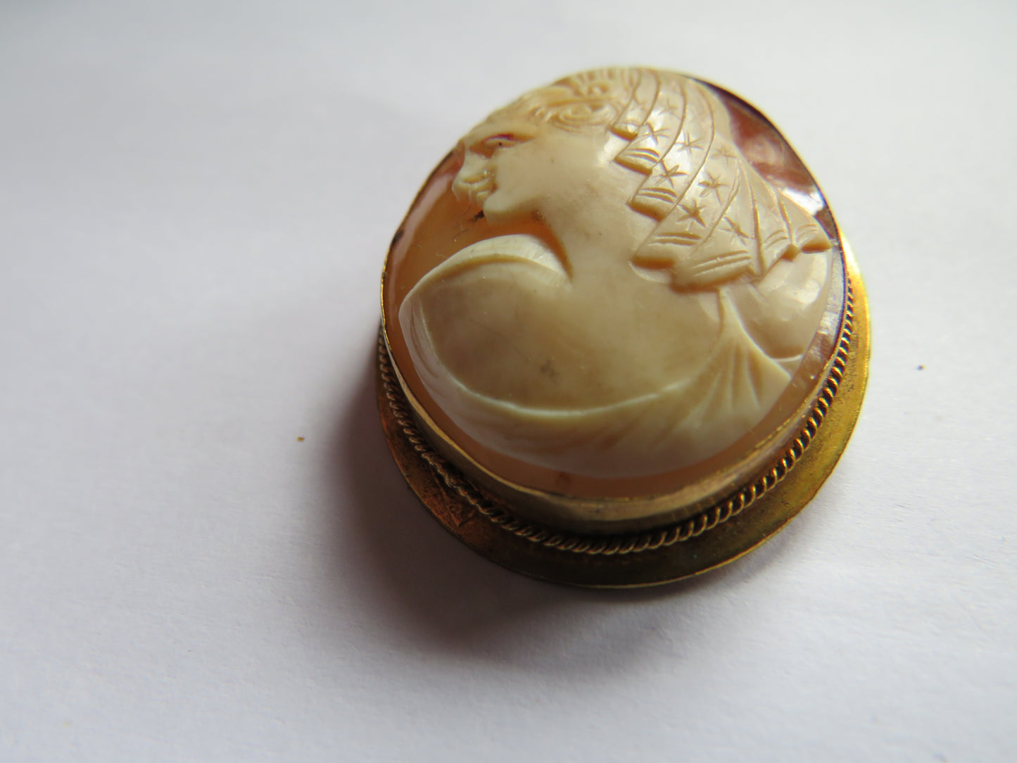 Vintage Ladies Yellow Metal Carved Cameo Brooch