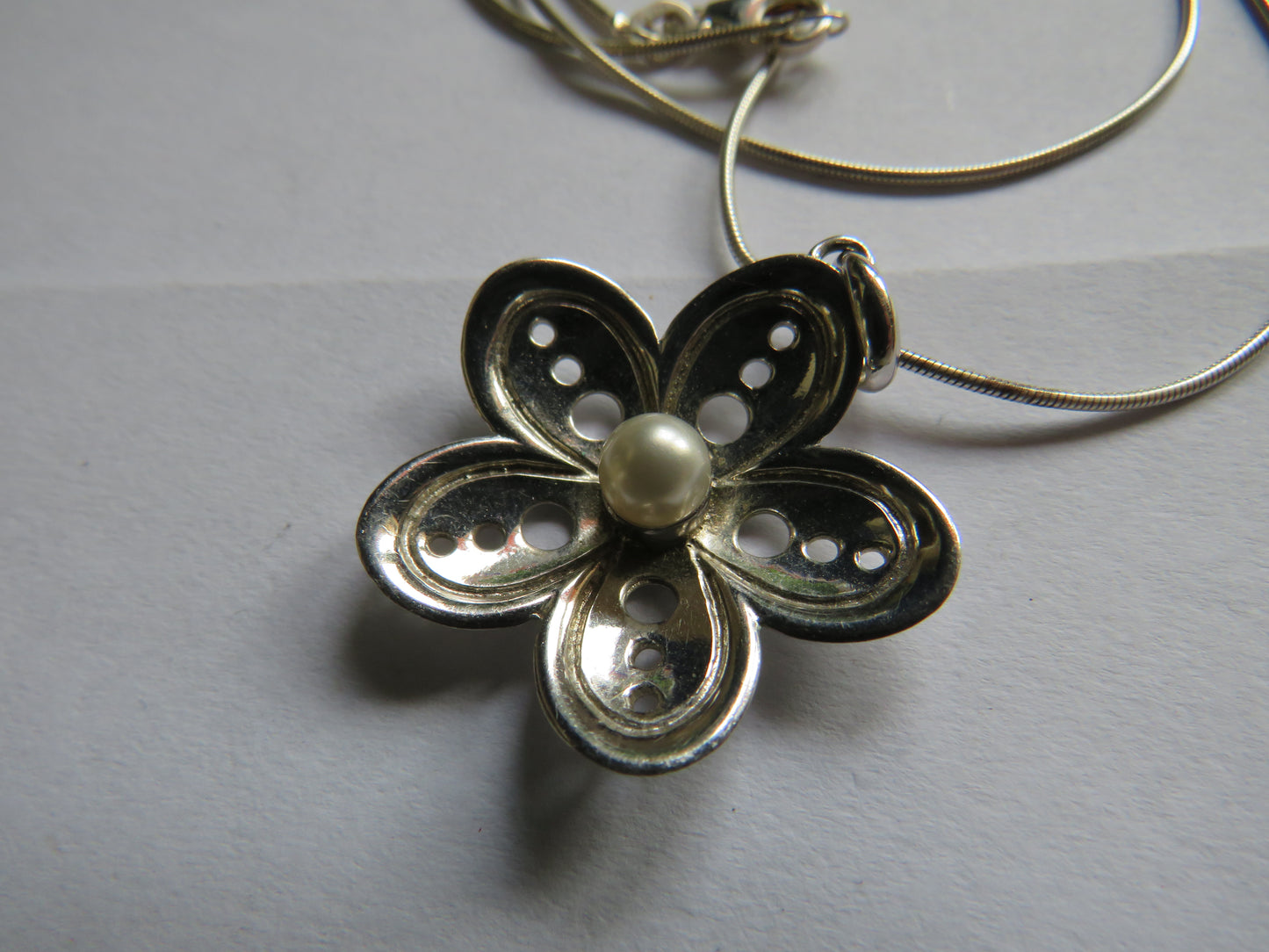 Stylish Ladies Sterling Silver Necklace & Pendant By Fiorelli