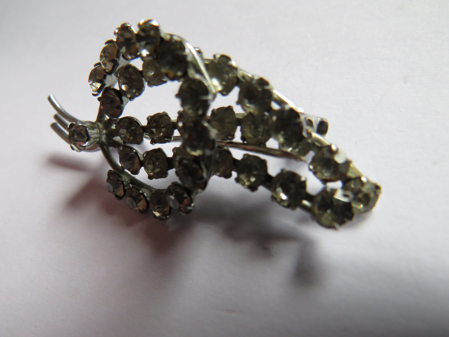 Vintage Ladies Sparkly Costume Jewellery Leaf Shaped Brooch