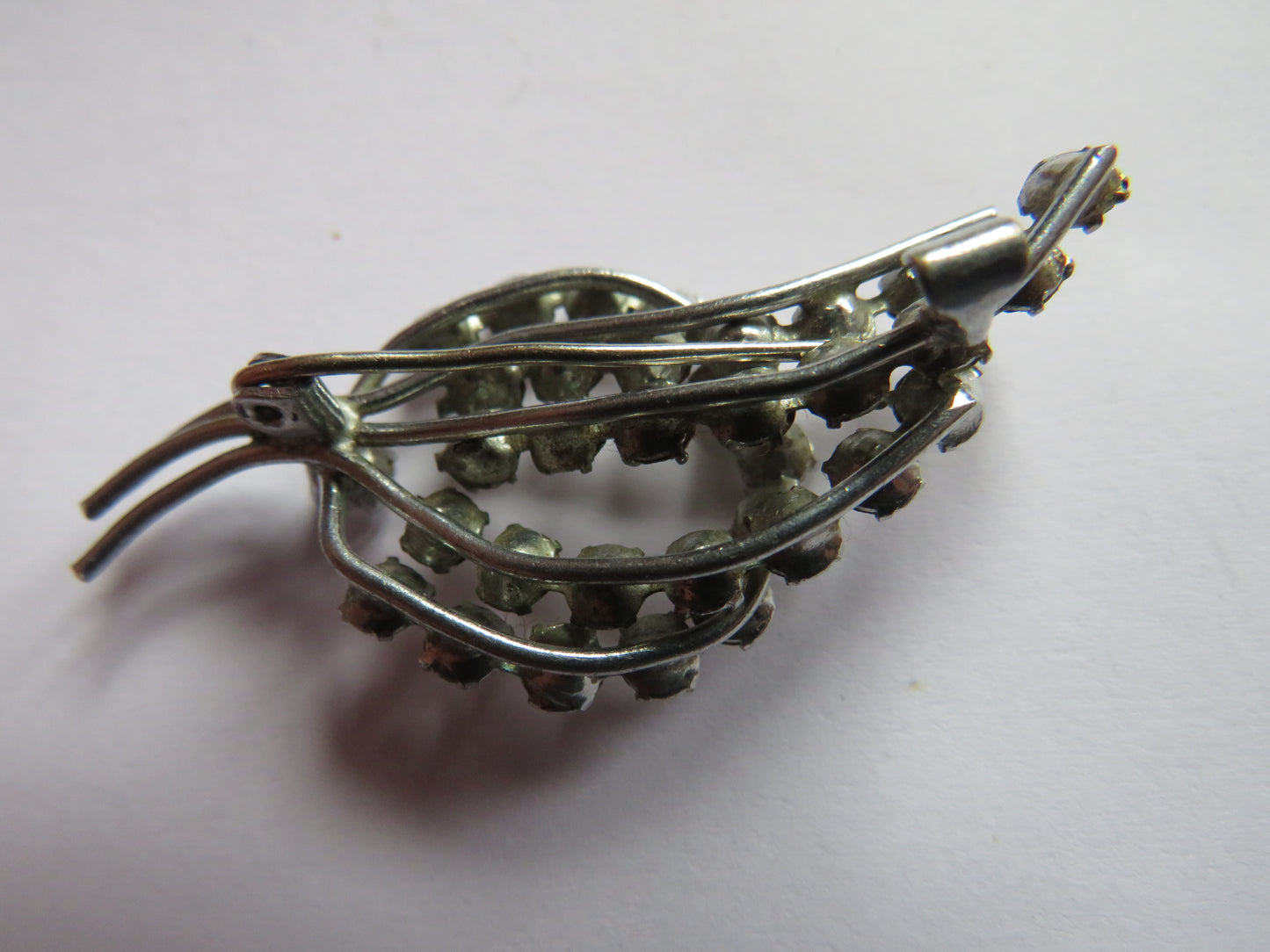 Vintage Ladies Sparkly Costume Jewellery Leaf Shaped Brooch