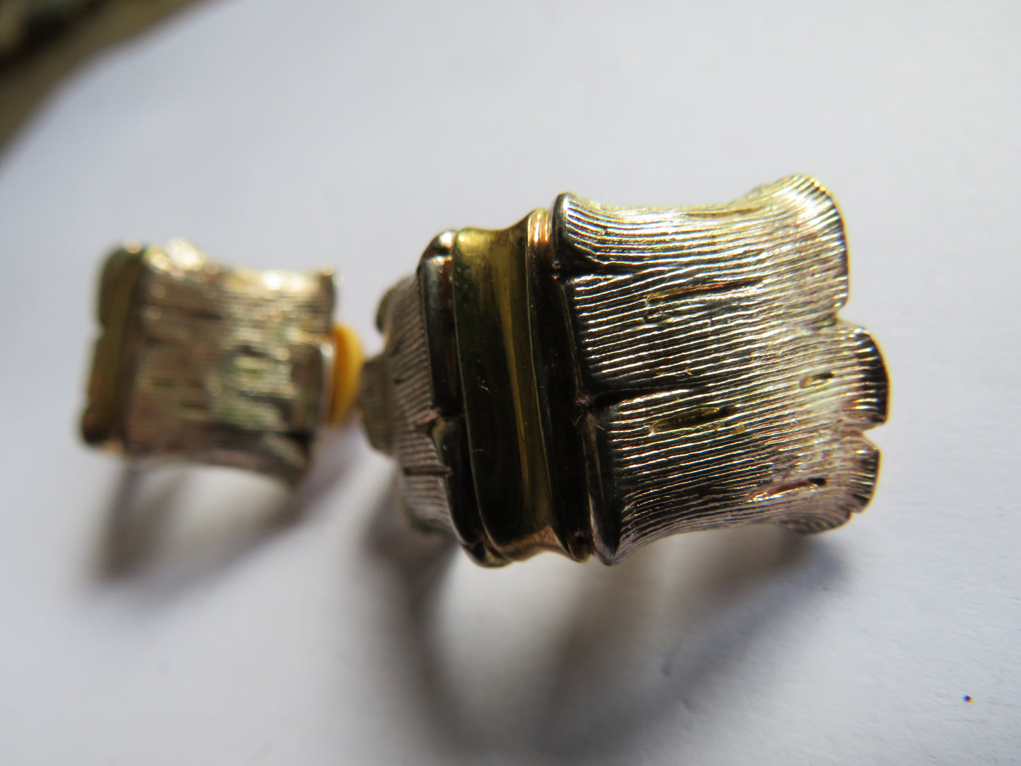 Unusual Ladies Modernist White & Gold Metal Chunky Clip On Earrings