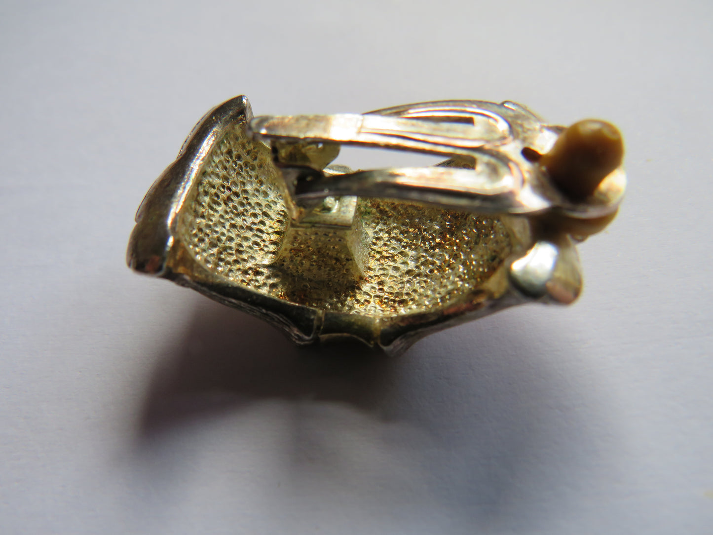Unusual Ladies Modernist White & Gold Metal Chunky Clip On Earrings
