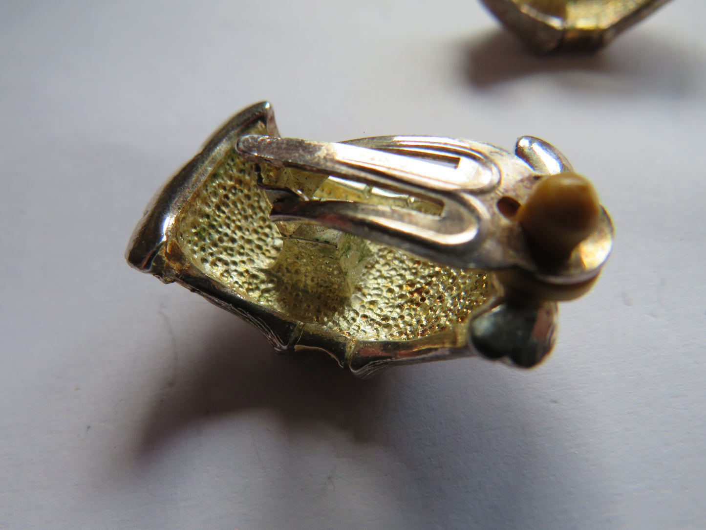 Unusual Ladies Modernist White & Gold Metal Chunky Clip On Earrings