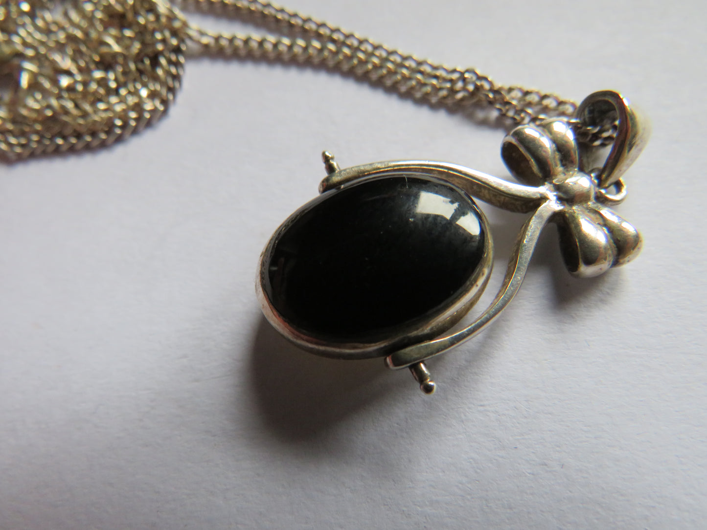 Ladies Sterling Silver Necklace & Pendant With Spinning Black / White Pendant