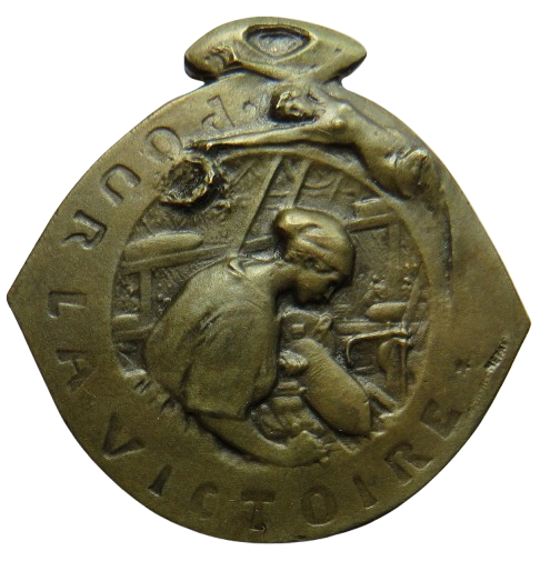 Pour La Victoire Vintage French WWI Badge