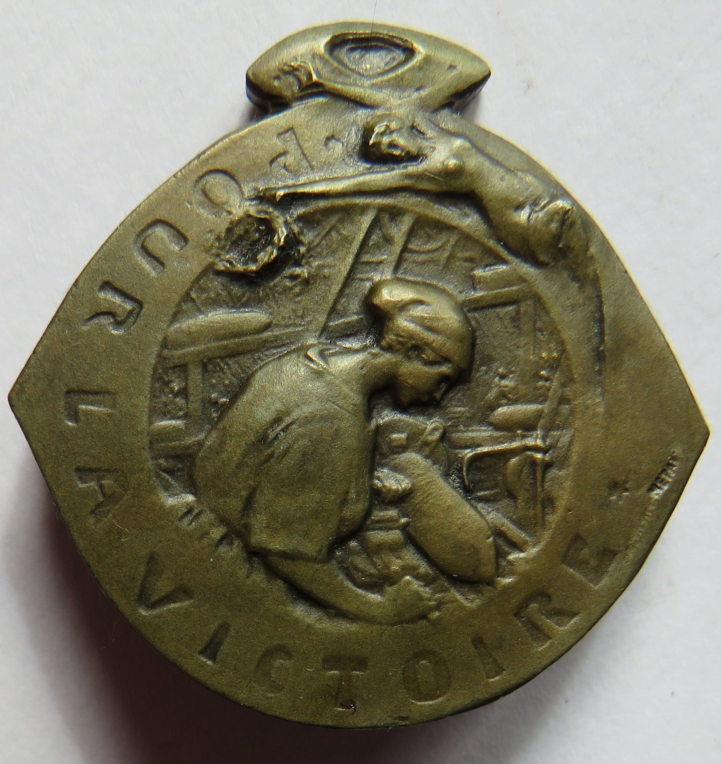 Pour La Victoire Vintage French WWI Badge