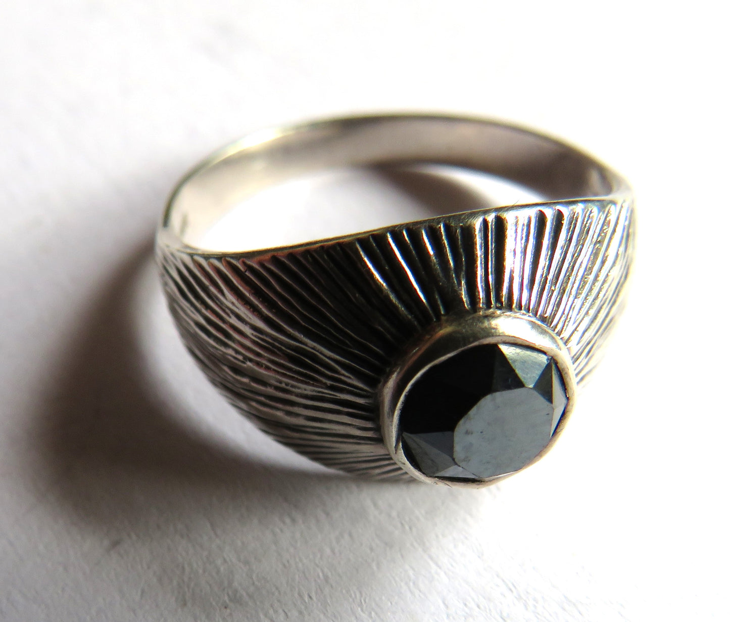 Stylish Ladies Silver & Black Stone Modernist Ring - UK Size Q