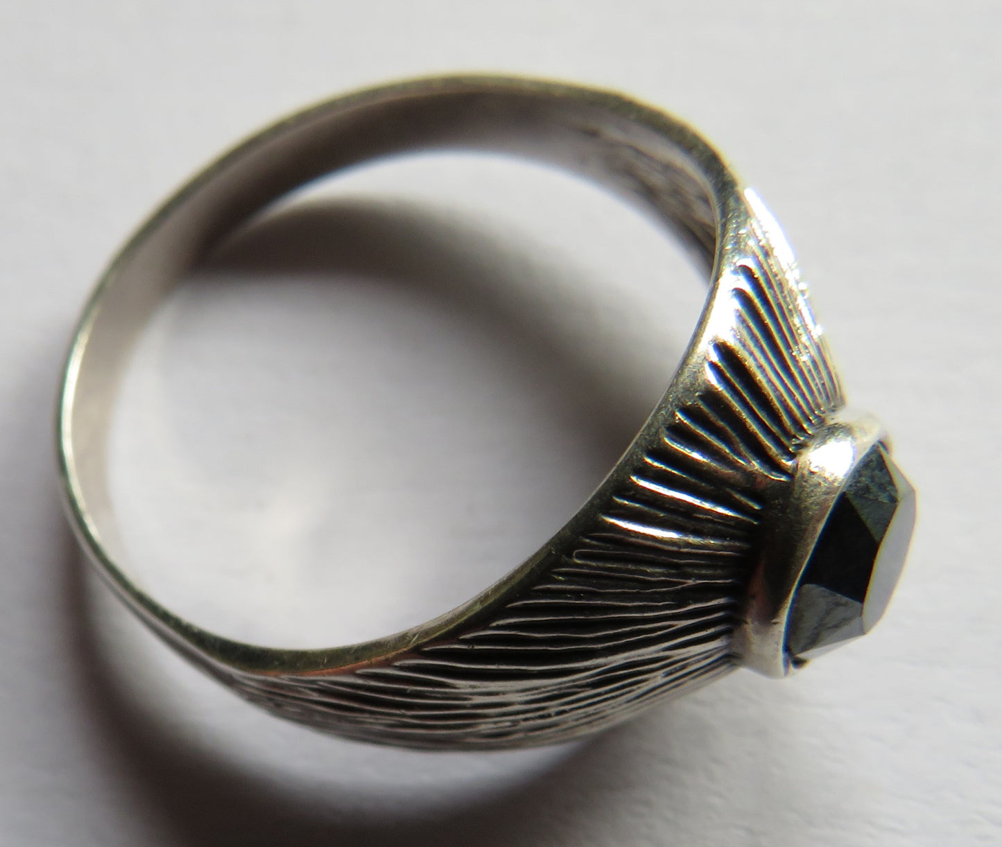Stylish Ladies Silver & Black Stone Modernist Ring - UK Size Q