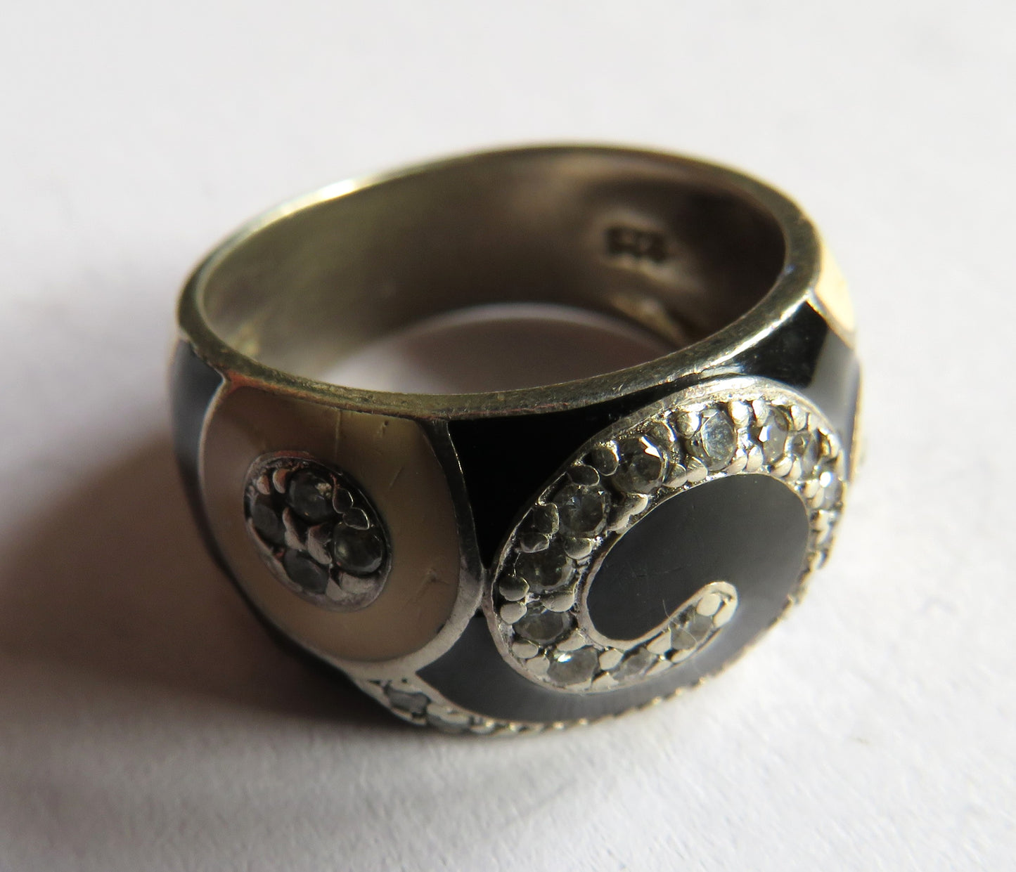 Stylish Ladies Sterling Silver, Black Enamel & DQCZ Stone Ring - UK Size M