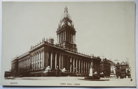 Vintage Postcard of Town Hall, Leeds