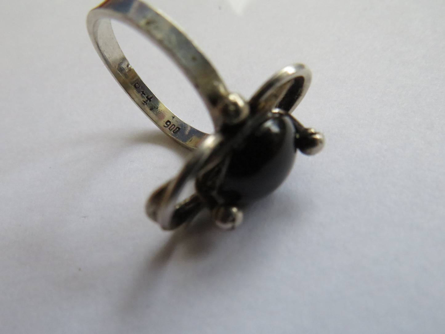 Stylish Ladies .900 Silver & Black Stone Ring UK Size - M
