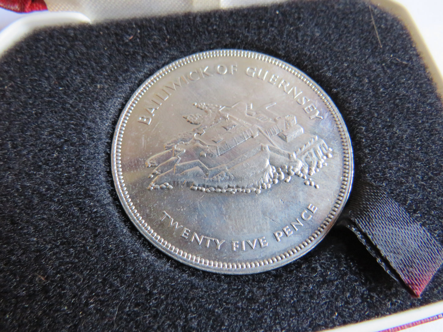 1977 Bailiwick Of Guernsey 25 Pence / Crown Coin