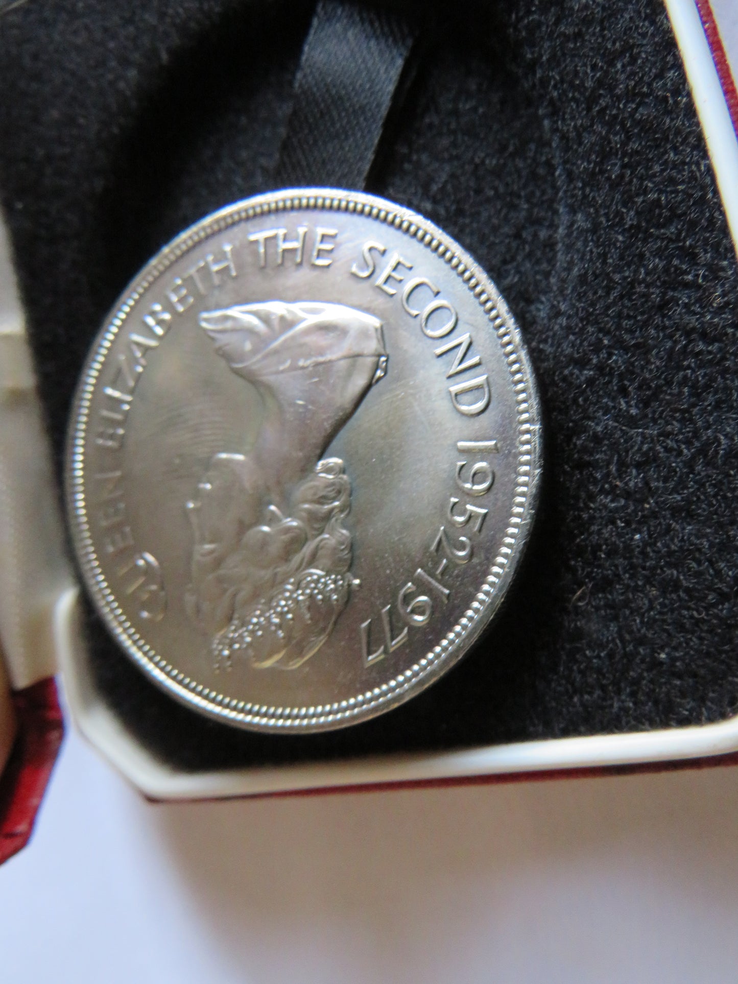 1977 Bailiwick Of Guernsey 25 Pence / Crown Coin