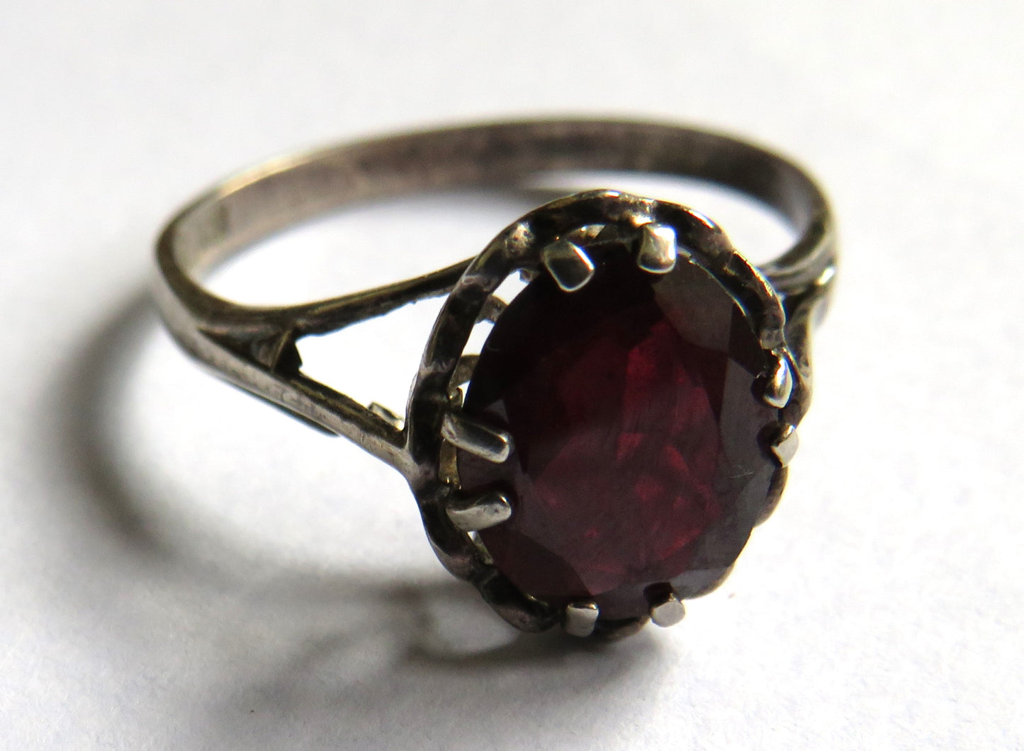 Nice Vintage Sterling Silver & Red Stone Ladies Ring Size T