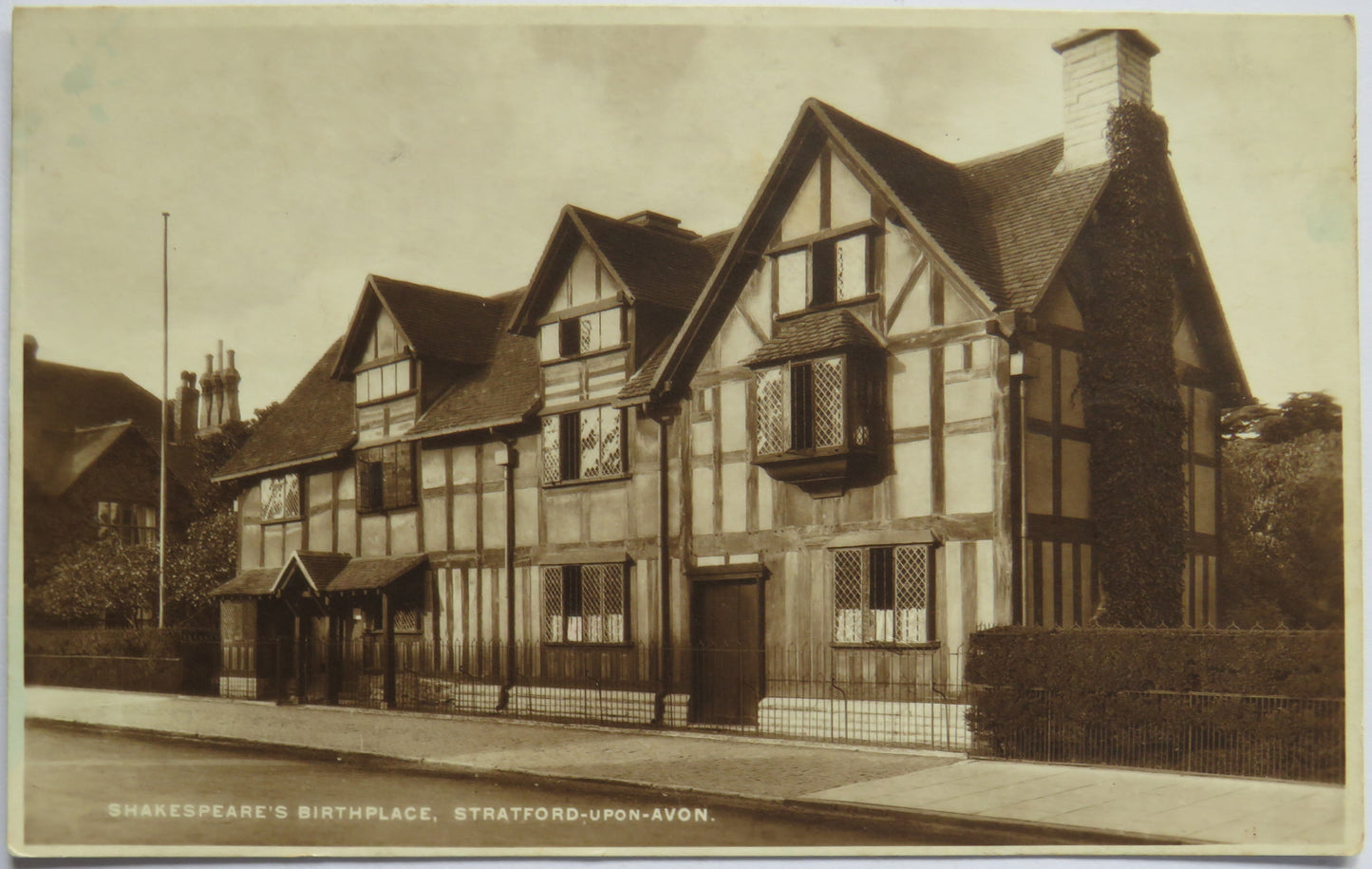 Vintage Postcard of Shakespeare's Birthplace Statford-Upon-Avon