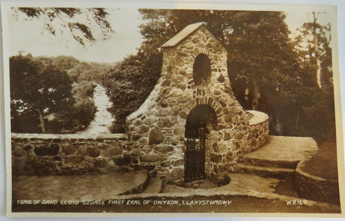 Old Postcard Of Tomb of David Lloyd George, First Earl of Dwyedr, Llanystumdwy