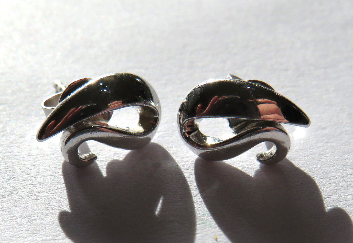 Good Quality Pair of Ladies 9ct White Gold Earrings Fully Hallmarked London 2003