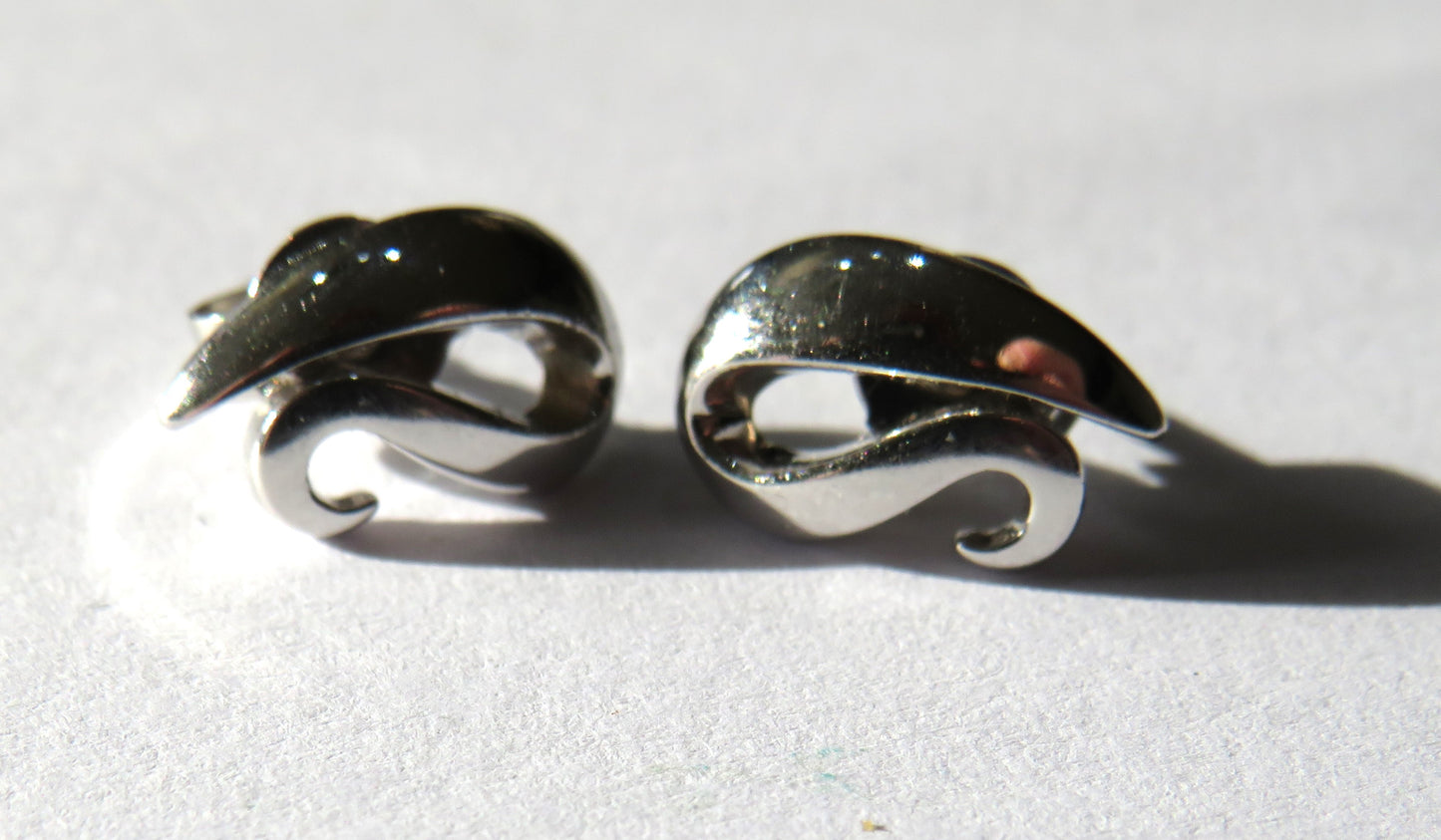 Good Quality Pair of Ladies 9ct White Gold Earrings Fully Hallmarked London 2003