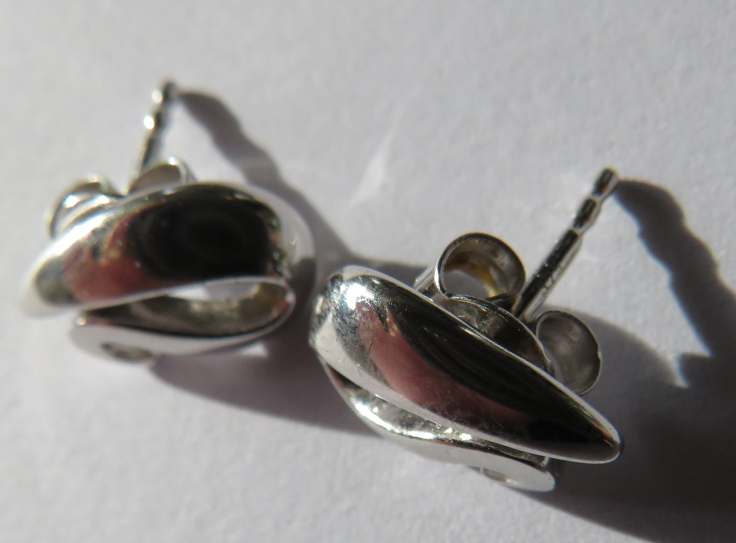 Good Quality Pair of Ladies 9ct White Gold Earrings Fully Hallmarked London 2003
