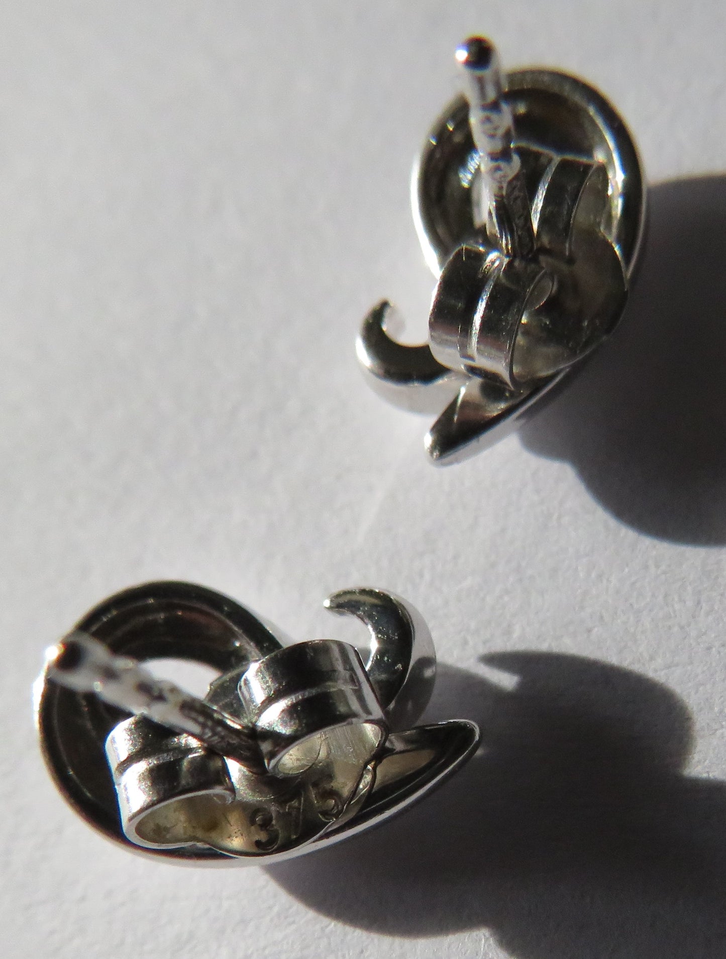 Good Quality Pair of Ladies 9ct White Gold Earrings Fully Hallmarked London 2003