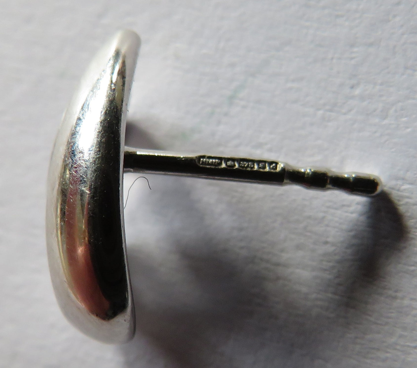Good Quality Pair of Ladies 9ct White Gold Earrings Fully Hallmarked London 2003