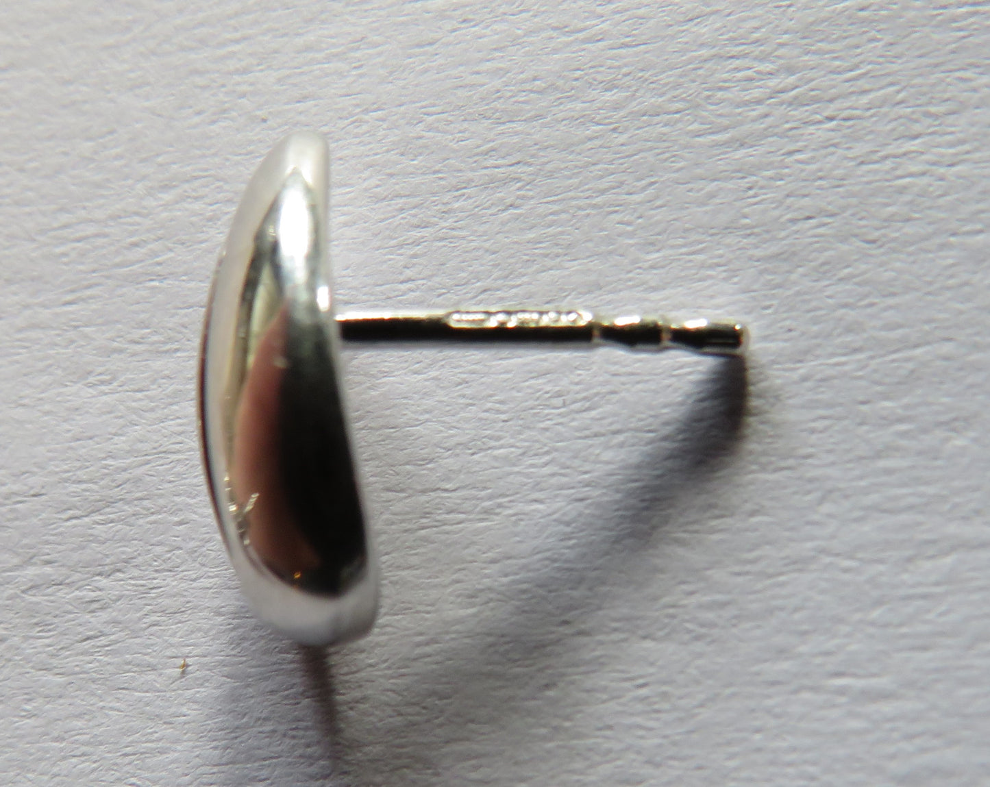 Good Quality Pair of Ladies 9ct White Gold Earrings Fully Hallmarked London 2003