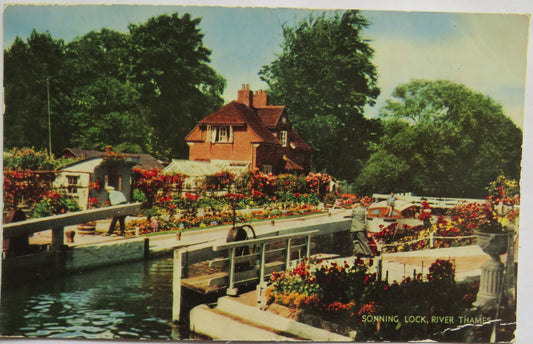 Vintage Postcard of Sonning Lock, River Thames, 1965