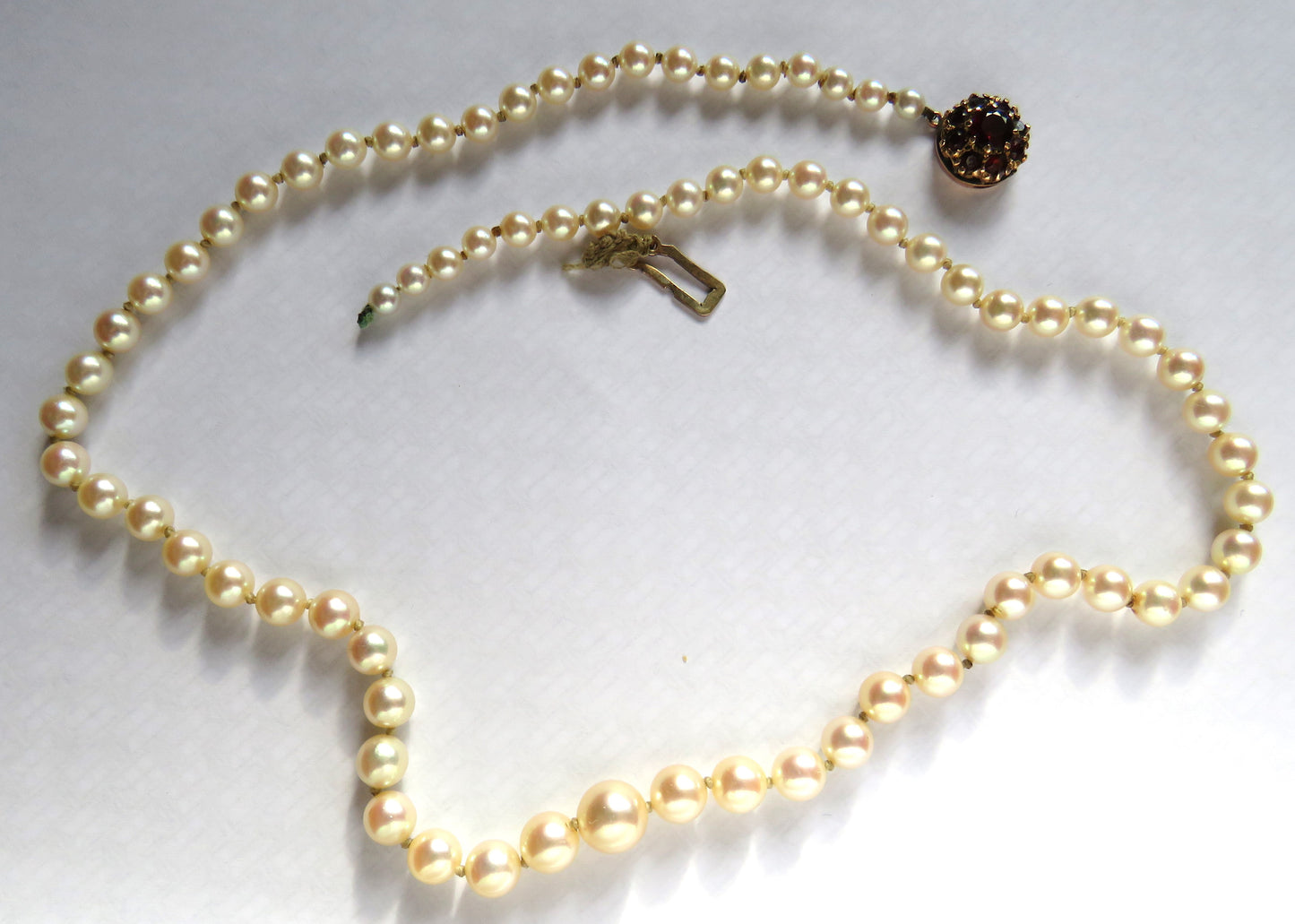 Vintage Ladies Graduated Pearl Necklace With Garnet & Gold Clasp Beautiful Quality