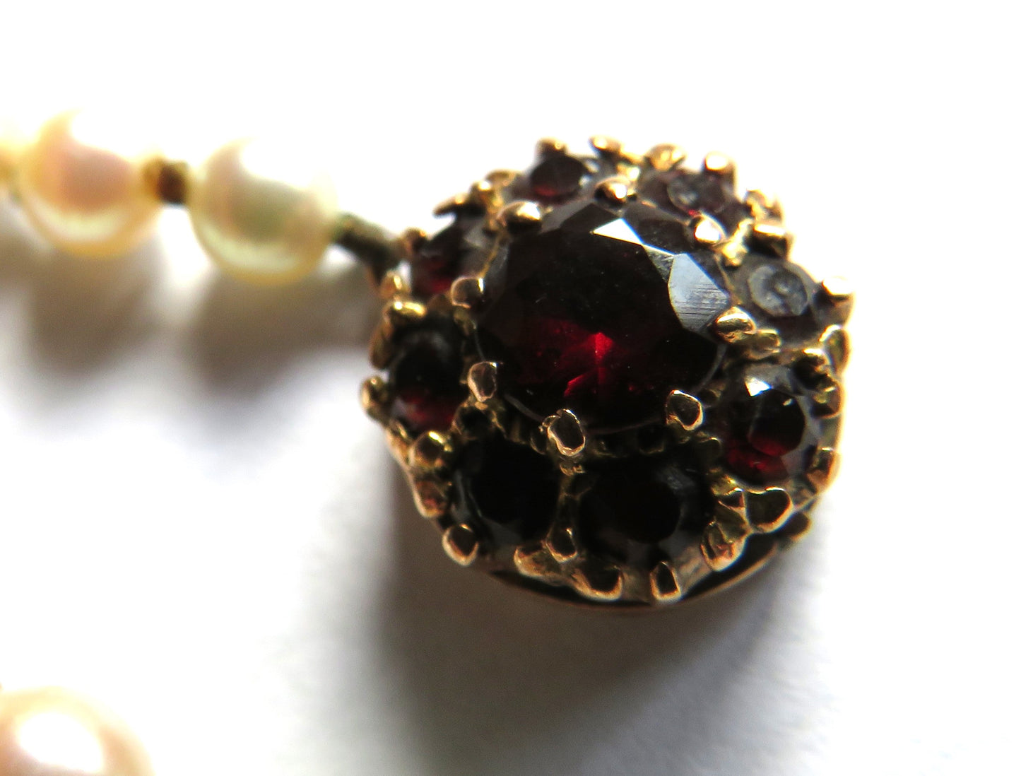 Vintage Ladies Graduated Pearl Necklace With Garnet & Gold Clasp Beautiful Quality