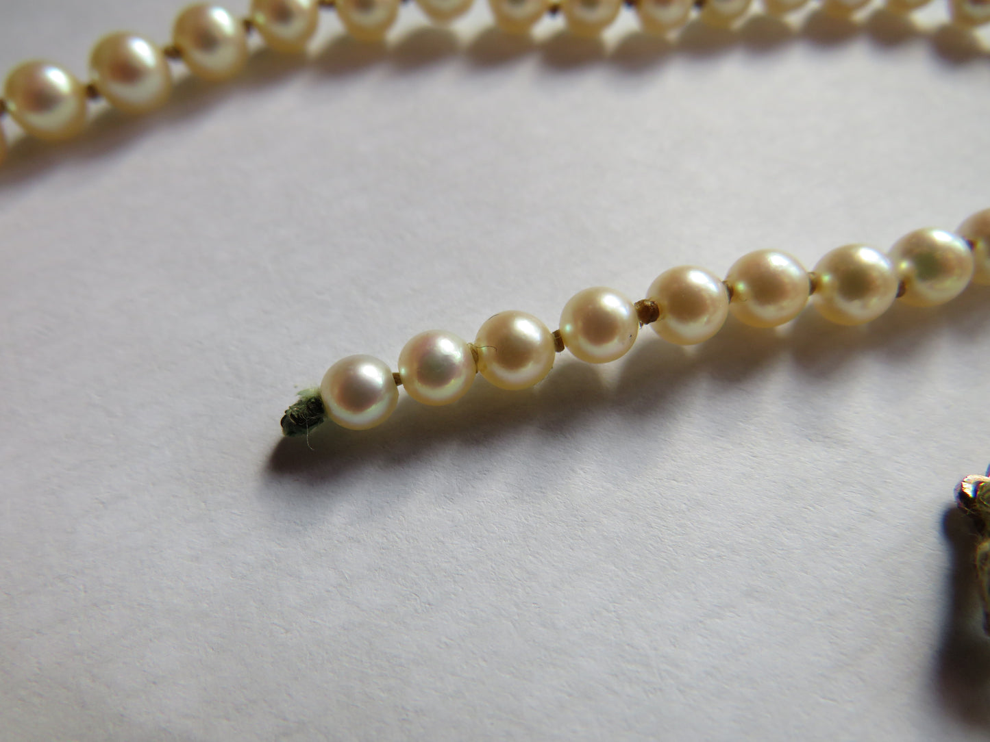 Vintage Ladies Graduated Pearl Necklace With Garnet & Gold Clasp Beautiful Quality