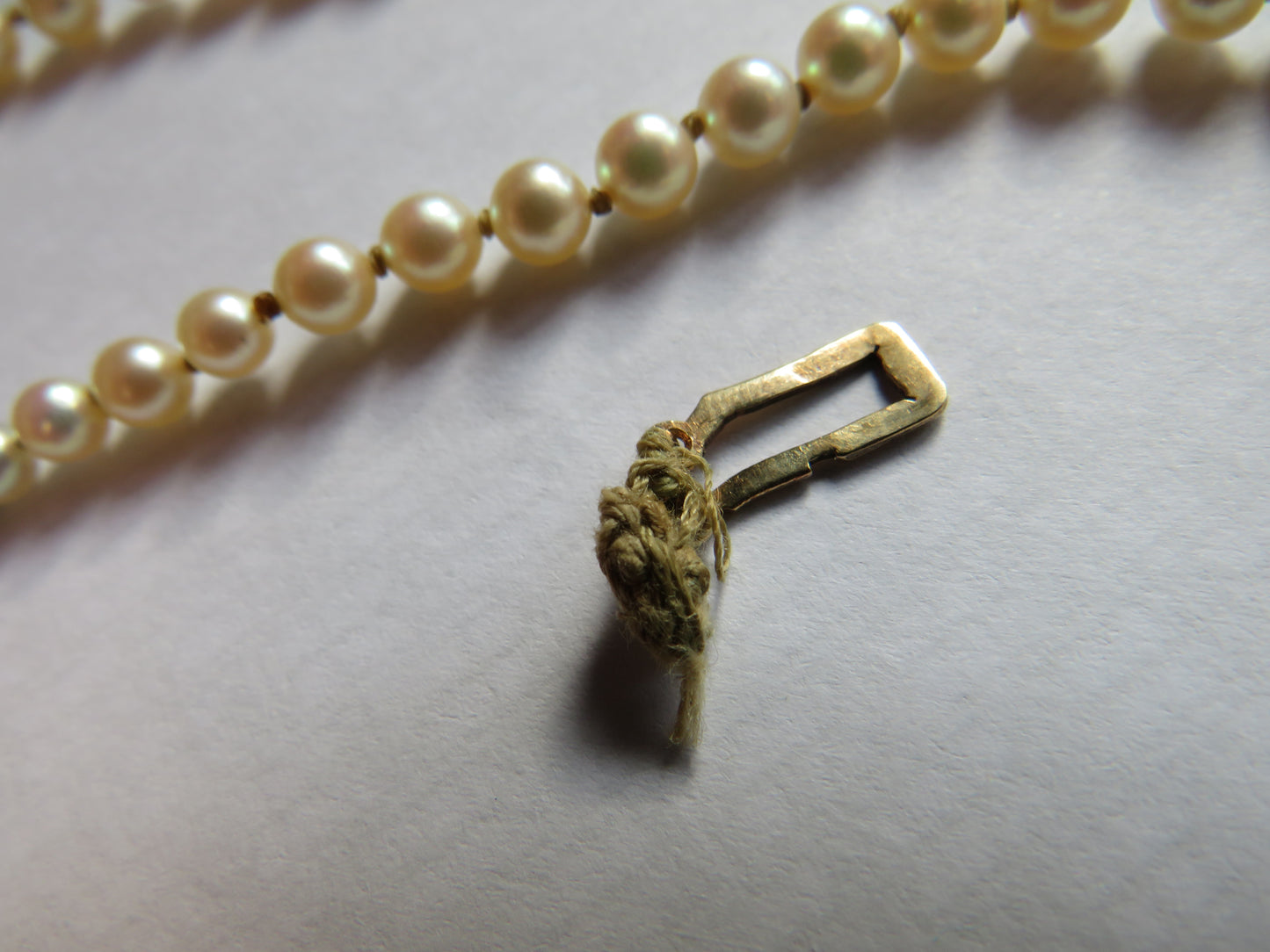 Vintage Ladies Graduated Pearl Necklace With Garnet & Gold Clasp Beautiful Quality