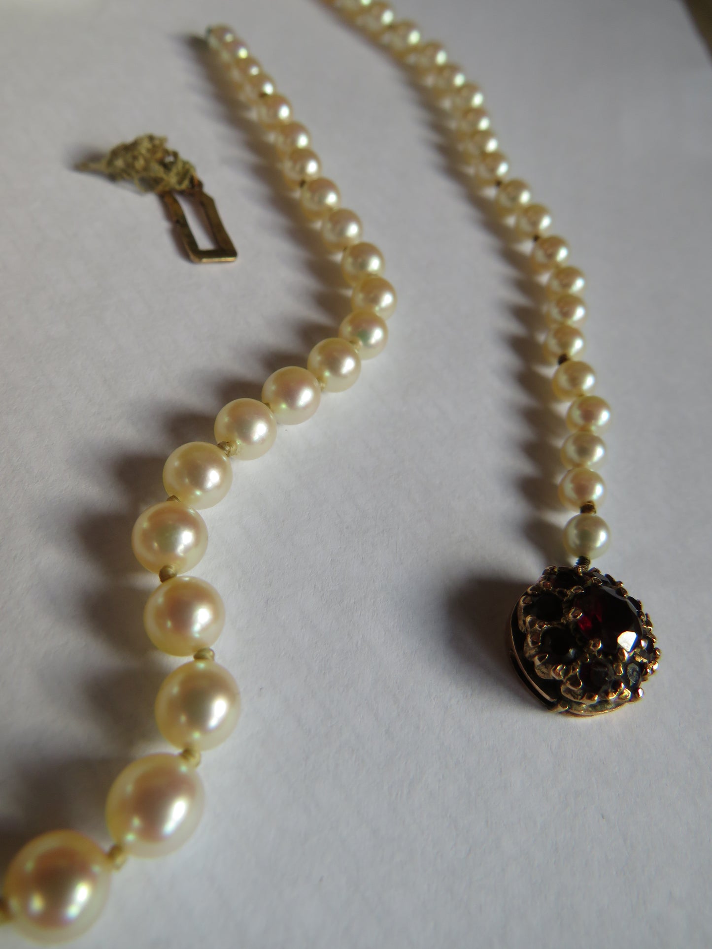 Vintage Ladies Graduated Pearl Necklace With Garnet & Gold Clasp Beautiful Quality